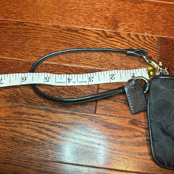 EUC Coach Wristlet - Picture 7 of 7